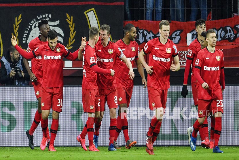  Selebrasi tim tuan rumah Bayer Leverkusen setelah berhasil menjebol gawang Borussia Dortmund pada laga pekan ke-21 Bundesliga Jerman di BayArena, Ahad (9/2) dini hari WIB. 