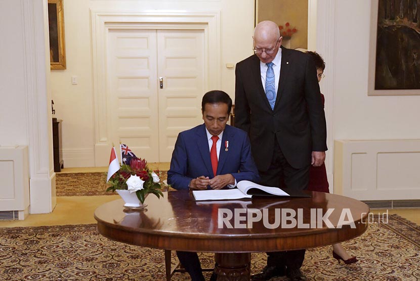  Presiden Jokowi melakukan kunjungan kenegaraan ke Australia, pada Ahad (9/2). Dalam kunjungan ini, Presiden Joko Widodo akan disambut dengan upacara penyambutan kenegaraan oleh Gubernur Jenderal Australia David Hurley beserta istri di Government House, Canberra.