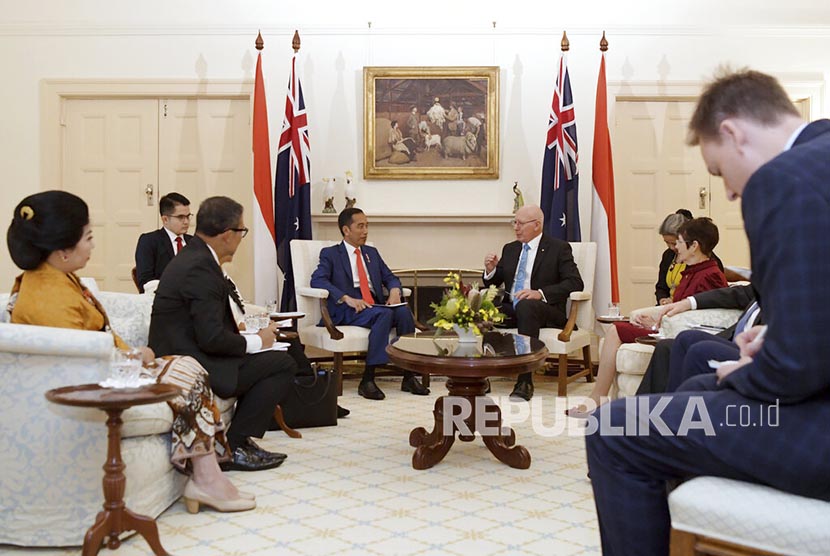  Presiden Jokowi melakukan kunjungan kenegaraan ke Australia, pada Ahad (9/2). Dalam kunjungan ini, Presiden Joko Widodo akan disambut dengan upacara penyambutan kenegaraan oleh Gubernur Jenderal Australia David Hurley beserta istri di Government House, Canberra.