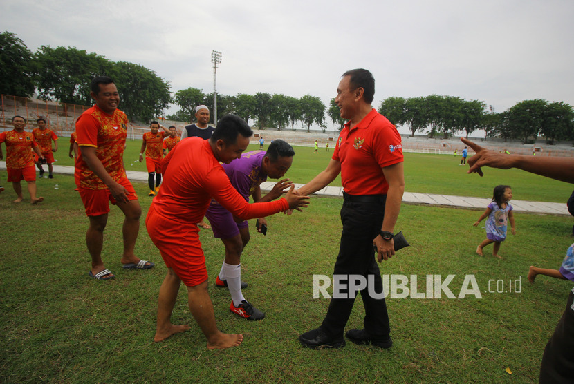 Ketua Umum PSSI Mochamad Iriawan (kanan) menyalami para pemain klub lokal Dakocan FC saat melakukan inspeksi di Stadion Gelora 10 November, Surabaya, Jawa Timur, Ahad (9/2/2020).