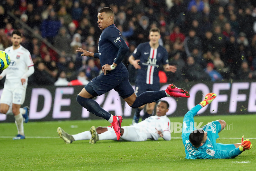  Pemain PSG Kylian Mbappe mencetak gol kedua pada lanjutan pekan Ligue 1 (ilustrasi). Prancis berencana meneruskan kembali kompetisi Ligue 1 pada Juni 2020.