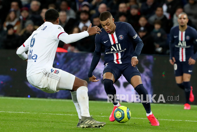  Pemain PSG Kylian Mbappe berusaha melewati pemain Lyon Marcelo (kiri) pada lanjutan pekan ke-24 Ligue 1 di Stadion Parc des Princes, Paris (9/2). Kompetisi Ligue 1 dan Ligue 2 tak bisa digelar sampai setidaknya September.