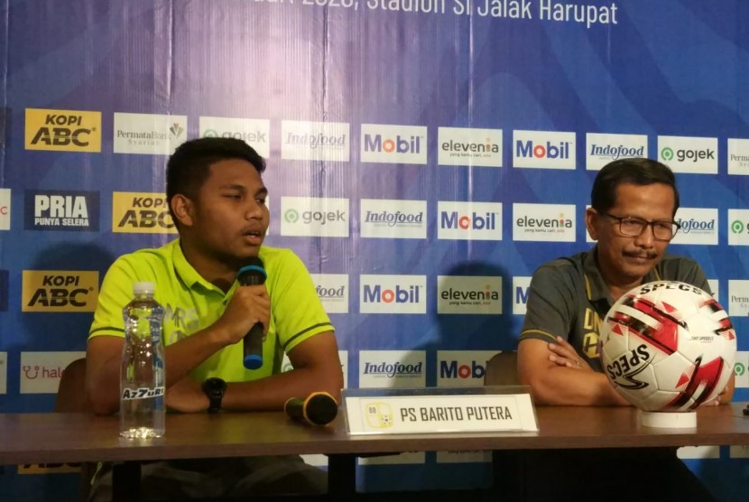 Pemain Barito Putera, Rafi Syaharil (kiri) dan pelatih Barito Putera, Djadjang Nurdjaman di Graha Persib, Jalan Sulanjana, Kota Bandung, Selasa (10/2). 
