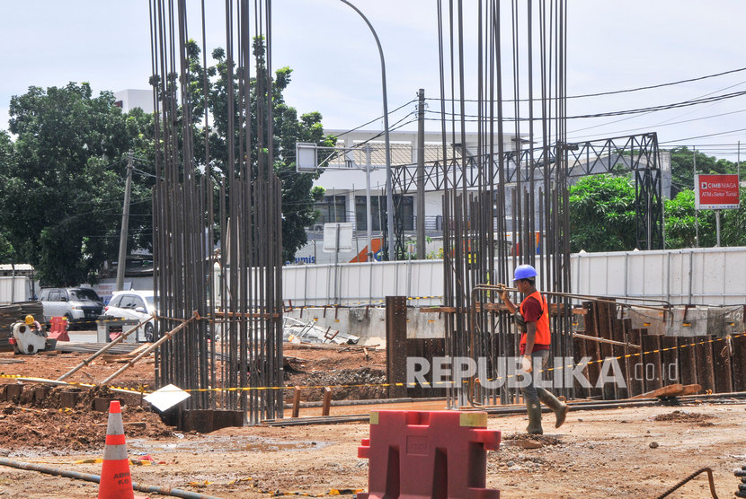 Pekerja membangun konstruksi untuk proyek jalan Simpang Tak Sebidang (STS) Cakung, Jakarta Timur. Kementerian PUPR menyatakan tidak ada proyek yang dihentikan akibat wabah corona dan akan menyusun protokol konstruksi.