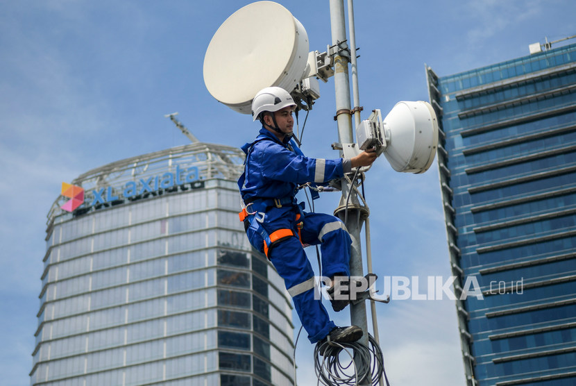 Teknisi XL Axiata memeriksa perangkat BTS di kawasan Rasuna Said, Jakarta, Senin (10/2). Presiden Direktur & CEO XL Axiata, Dian Siswarini mengatakan pandemi ini telah membuat harga saham perusahaan terkoreksi cukup dalam.