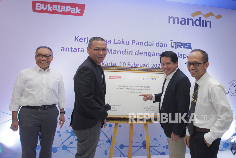 Direktur Hubungan Kelembagaan Bank Mandiri Donsuwan Simatupang (kiri), CEO Bukalapak Rachmat Kaimuddin (kedua kiri), Direktur Consumer& Retail Transactions Bank Mandiri Hery Gunardi (kedua kanan) dan Asisten Direktur Divisi Perizinan Sistem Pembayaran dan Elektronifikasi Kantor Perwakilan Bank Indonesia DKI Jakarta Ria Swandito, bersiap menandatangani kerjasama akses keuangan bagi masyarakat di Jakarta, Senin (10/2/2020). 