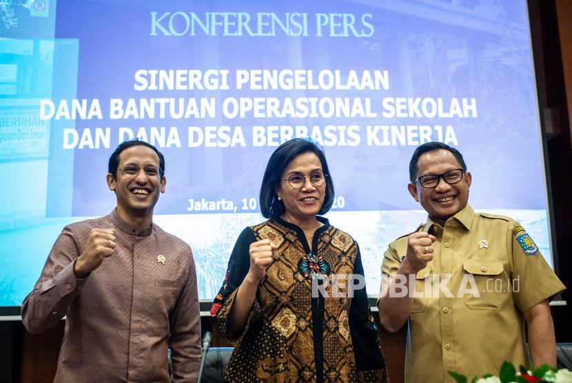 Menkeu Sri Mulyani (tengah) bersama Mendikbud Nadiem Makarim (kiri) dan Mendagri Tito Karnavian (kanan) berfoto sebelum memberikan konferensi pers tentang Sinergi Pengelolaan Dana Bantuan Operasional Sekolah (BOS) dan Dana Desa Berbasis Kinerja di Kementerian Keuangan, Jakarta, Senin (10/2/2020).