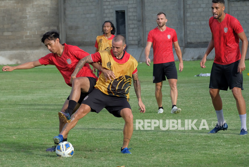 Pesepak bola Bali United Paulo Sergio (kedua kiri) berebut bola dengan Hanis Saghara Putra (kiri) dalam sesi latihan di Lapangan Gelora Trisakti, Badung, Bali, Senin (10/2/2020)