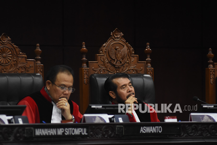 Ketua Mahkamah Konstitusi selaku Ketua Sidang Anwar Usman (kanan)