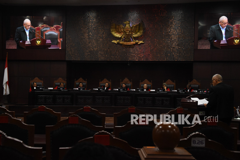 Ketua Mahkamah Konstitusi selaku Ketua Sidang Anwar Usman (tengah) bersama para anggota hakim konstitusi dalam sebuah sidang uji materi di gedung MK, Jakarta. (ilustrasi)