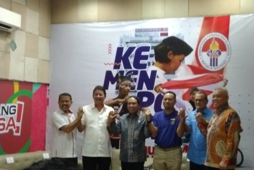 Menteri Pemuda dan Olahraga (Menpora) RI, Zainudin Amali (ketiga dari kiri) dalam konferensi pers penanda tanganan dengan tiga cabor peserta Olimpiade 2020 di kantor Kemenpora, Jakarta, Selasa (11/2). 