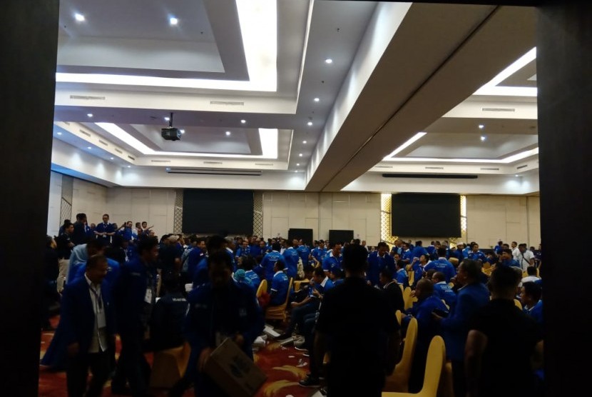 Keributan hingga lempar kursi terjadi dalam Kongres V PAN di Hotel Claro, Kendari, Sulawesi Tenggara, Selasa (11/2).