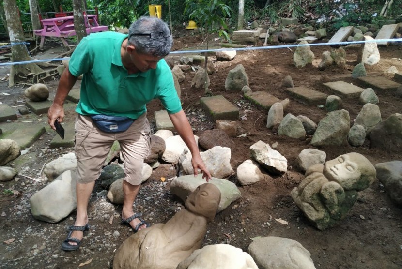 Warga menunjukkan patung kuno yang ditemukan di kawasan destinasi wisata Batu Mahpar, Kampung Tegalmunding, Desa Linggawangi, Kecamatan Leuwisari, Selasa (11/2).