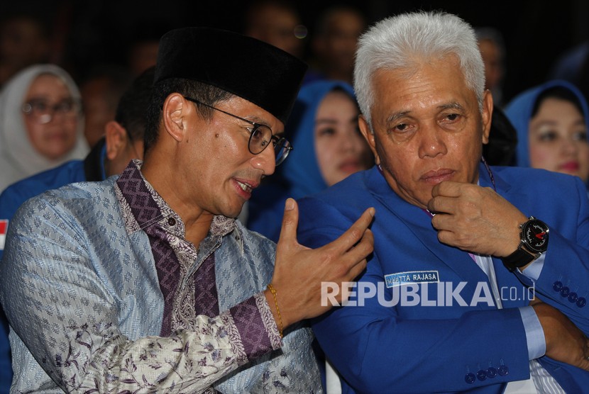 Senior PAN yang pernah menjabat sebagai ketua Umum, Hatta Rajasa (kanan) berbincang-biincang dengan Sandiaga Uno (kiri) saat menghadiri pembukaan Kongres V PAN, di MTQ Square, Kendari, Sulawesi Tenggara, Senin (10/2/2020). 