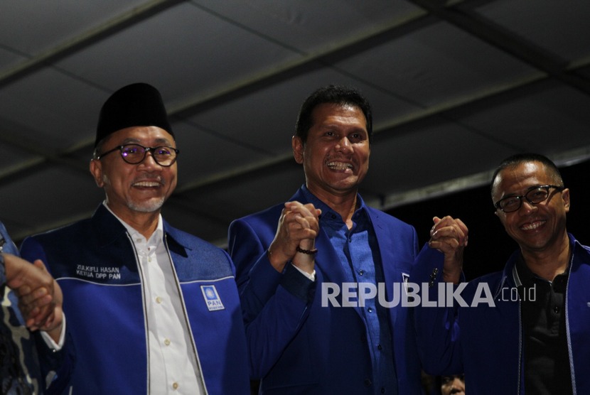 (dari kiri) Ketua Umum PAN Zulkifli Hasan, Waketum PAN Asman Abnur, Wakil Ketua Dewan Pembina PAN Dradjad Wibowo berpegang tangan saat menghadiri pembukaan Kongres V PAN di MTQ Square, Kendari, Sulawesi Tenggara, Senin (10/2/2020)