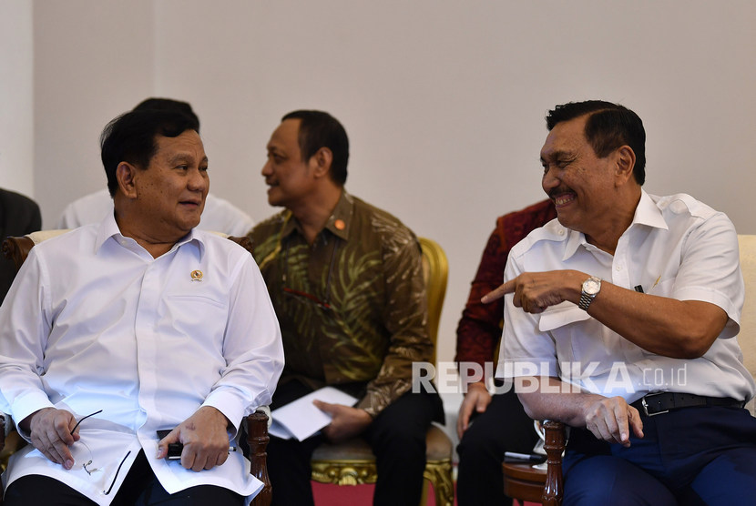 Menko Bidang Kemaritiman dan Investasi Luhut Binsar Panjaitan (kanan) berbincang dengan Menteri Pertahanan Prabowo Subianto saat menghadiri Sidang Kabinet Paripurna di Istana Bogor, Jawa Barat, Selasa (11/2/2020).