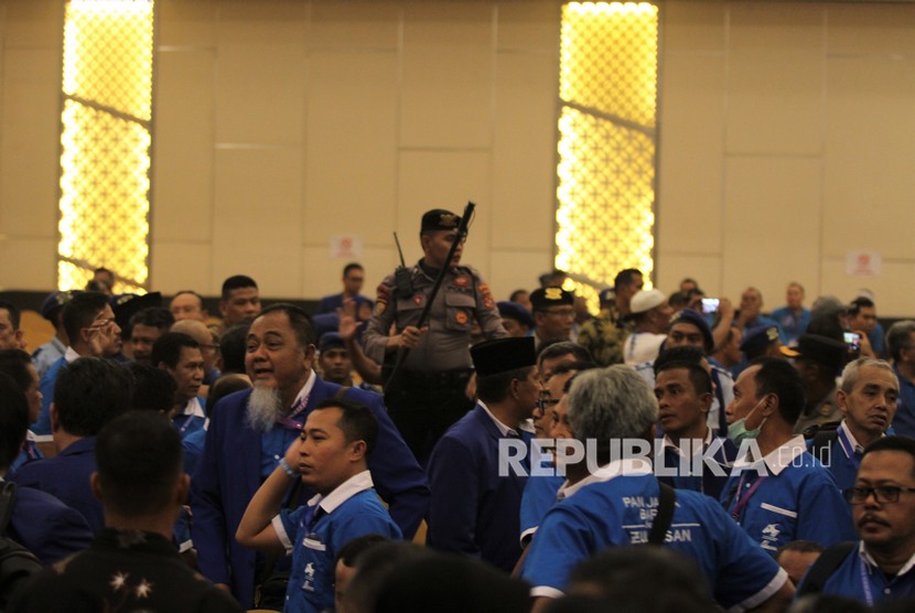 Aparat kepolisian Polda Sulawesi Tenggara berusaha menenangkan kericuhan antar dua kubu pendukung calon Ketua Umum PAN saat sidang pleno Kongres V PAN di Kendari, Sulawesi Tenggara, Selasa (11/2/2020).