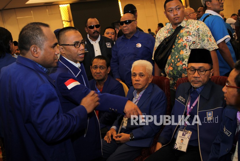 Ketua Umum PAN Zulkifli Hasan (kanan), Senior Partai Amanat Nasional Hatta Rajasa (tengah) dan sejumlah kader PAN lainnya berkumpul saat kericuhan terjadi di sidang pleno Kongres PAN di Kendari, Sulawesi Tenggara, Selasa (11/2/2020).