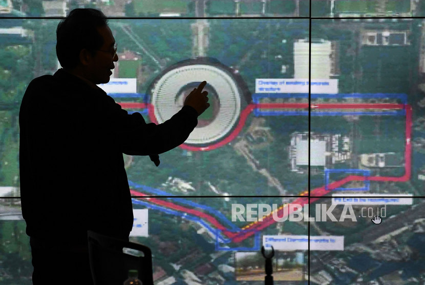 Direktur Utama Pusat Pengelola Kompleks Gelora Bung Karno (PPK GBK) Winarto menjelaskan rencana rute sirkuit yang disiapkan untuk balap mobil Formula E di kompleks GBK, Senayan.