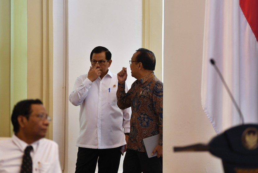 Sekretaris Kabinet Pramono Anung (tengah), Menteri Sekretaris Negara Pratikno (kanan) dan Menko Polhukam Mahfud MD menghadiri Sidang Kabinet Paripurna di Istana Bogor, Jawa Barat, Selasa (11/2/2020). 