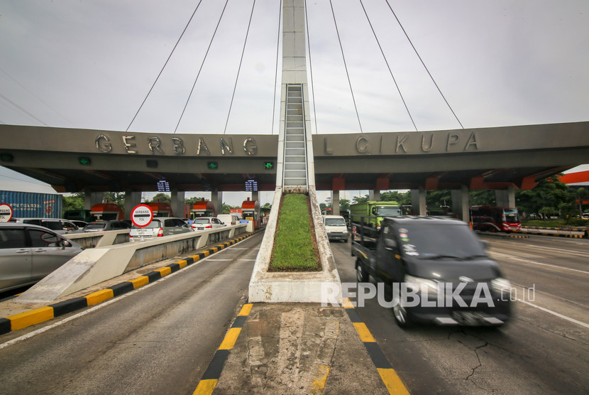 Sejumlah kendaraan melintasi ruas Tol Tangerang-Merak di Cikupa, Kabupaten Tangerang, Banten, Selasa (11/2/2020). 
