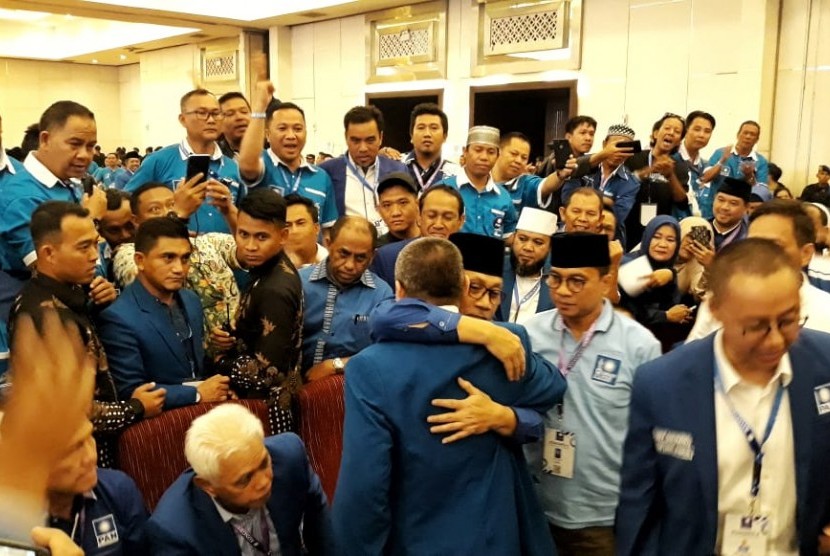 Ketua Umum PAN terpilih, Zulkifli Hasan merangkul pesaingnya Mulfachri Harahap usai penghitungan suara, di Hotel Claro, Kendari, Sulawesi Tenggara, Selasa (11/2).