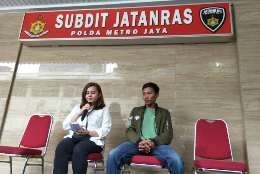 Penumpang taksi daring Grabcar, Istiani (kiri) dan sopir taksi Grabcar, Muhammad Imam (kanan). Keduanya dipertemuan setelah imam diduga hendak menculik Istiani beberapa waktu lalu. Istiani dan Imam akhirnya sepakat untuk berdamai. Kesepakatan itu setelah mereka dipertemukan di Mapolda Metro Jaya, Jakarta, Selasa (11/2)
