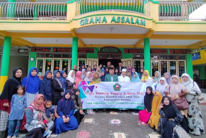 Rombongan Badan Koordinasi (Badko) TKQ- TPQ- TQA Kabupaten Bekasi, Provinsi Jawa Barat yang melaksanakan studi banding di PAUD Tahfidz Assalam, Bandungan, Kecamatan Bandungan, Kabupaten Semarang, Selasa (11/2).