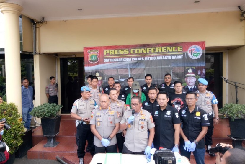 Konferensi pers terkait penangkapan artis Lucinta Luna terkait penyalahgunaan narkoba di Mapolres Metro Jakarta Barat, Rabu (12/2). Jenis kelamin di KTP dan paspor berbeda, Lucinta sementara ditahan di ruang khusus.