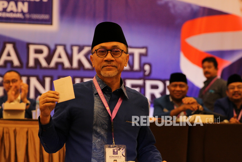 Ketua Umum PAN Zulkifli Hasan memberikan hak suaranya saat pemilihan Ketua Umum periode 2020-2025, Kendari, Sulawesi Tenggara, Selasa (11/2/2020)