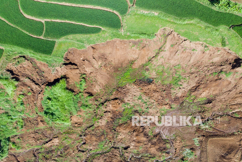Foto udara area persawahan yang longsor akibat pergerakan tanah (ilustrasi)