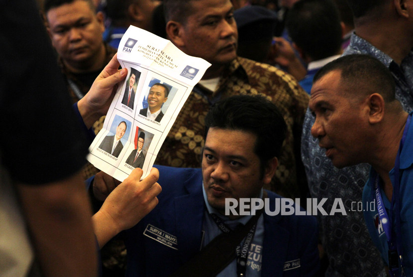 Petugas panitia penyelenggara Kongres V PAN melakukan perhitungan Surat Suara pemilihan Ketua Umum PAN periode 2020-2025, Kendari, Sulawesi Tenggara, Selasa (11/2/2020).