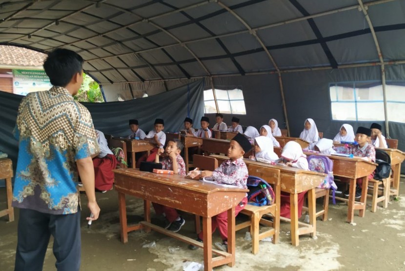 Para siswa SDN 3 Cigorowong, Kabupaten Tasikmalaya, belajar di tenda darurat, Rabu (12/2). Sejumlah siswa lainnya mesti belajar di atas lantai beralaskan karpet dalam ruang kelas.Proses KBM dipindahkan ke tenda darurat dilakukan sejak Selasa (11/2). 