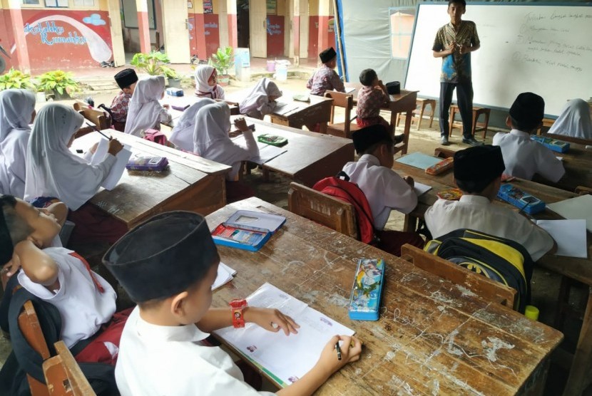 Para siswa SDN 3 Cigorowong, Kabupaten Tasikmalaya, belajar di tenda darurat, Rabu (12/2). Sejumlah siswa lainnya mesti belajar di atas lantai beralaskan karpet dalam ruang kelas.Proses KBM dipindahkan ke tenda darurat dilakukan sejak Selasa (11/2). 