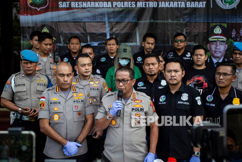Kabid Humas Polda Metro Jaya Kombes Yusri Yunus (tengah) menyampaikan keterangan pers pada rilis kasus narkoba yang menjerat artis Lucinta Luna di Polres Metro Jakarta Barat, Rabu (12/2/2020). 