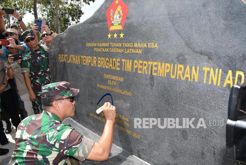 Komandan Kodiklatad Letjen TNI AM Putranto meresmikan penataan ulang Pusat Latihan Tempur (Puslatpur) milik TNI-AD yang berada di wilayah Baturaja, Kabupaten Ogan Komering Ulu (OKU) Provinsi Sumatra Selatan.