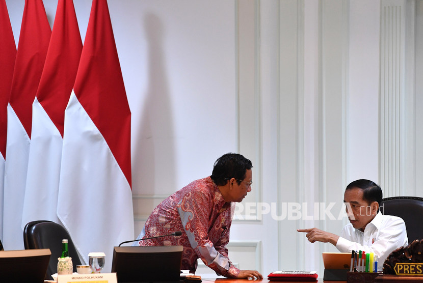 Menko Polhukam Mahfud MD mendengarkan arahan Presiden Joko Widodo (kanan) sebelum memimpin rapat kabinet terbatas tentang ketersediaan bahan baku bagi industri baja dan besi di Kantor Presiden, Jakarta, Rabu (12/2/2020).