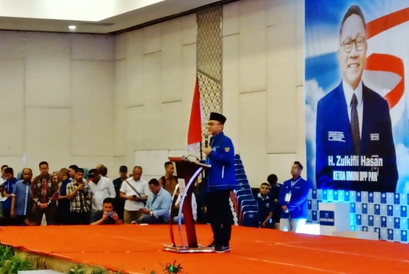Ketua Umum PAN, Zulkifli Hasan menyampaikan pidatonya di Hotel Claro, Kendari, Sulawesi Tenggara, Rabu (12/2).