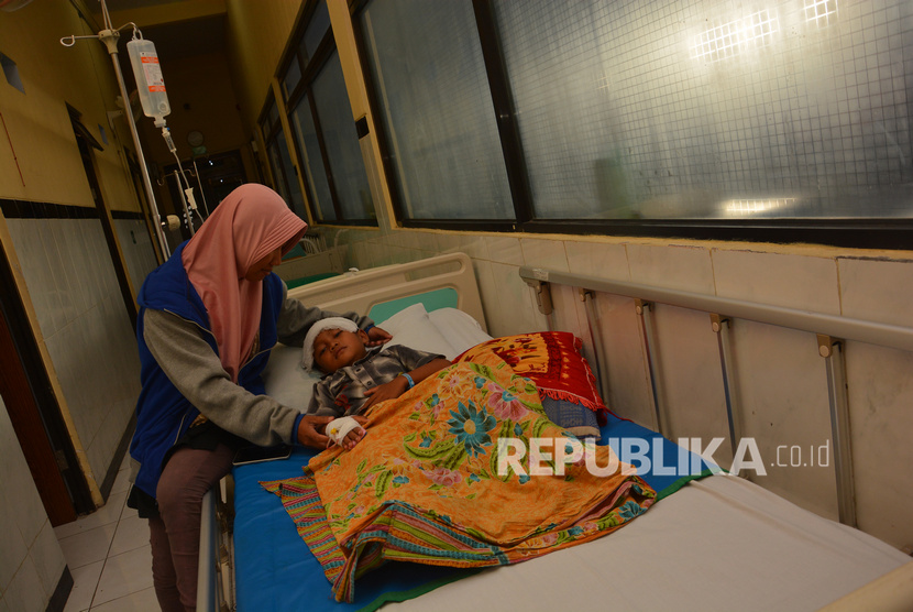 Pasien penderita demam berdarah dengue (DBD) menjalani perawatan di Paviliun Seruni RSUD Kabupaten Jombang, Jawa Timur.