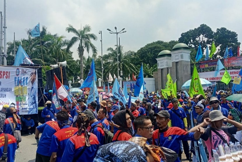Ribuan buruh dari KSPSI melakukan unjuk rasa di depan Kompleks Parlemen RI