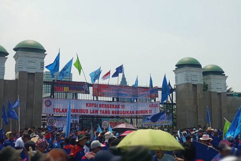 Ribuan buruh dari KSPSI melakukan unjuk rasa di depan Kompleks Parlemen RI, Jalan Gatot Subroto di hari yang sama Omnibus Law RUU Cipta Lapangan Kerja pada Rabu (12/2). 