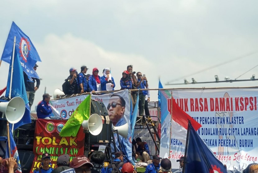 Ribuan buruh dari KSPSI melakukan unjuk rasa di depan Kompleks Parlemen RI, Jalan Gatot Subroto. (ilustrasi).