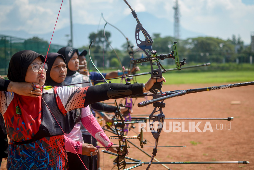 Sejumlah atlet  panahan menjalani sesi latihan (ilustrasi).