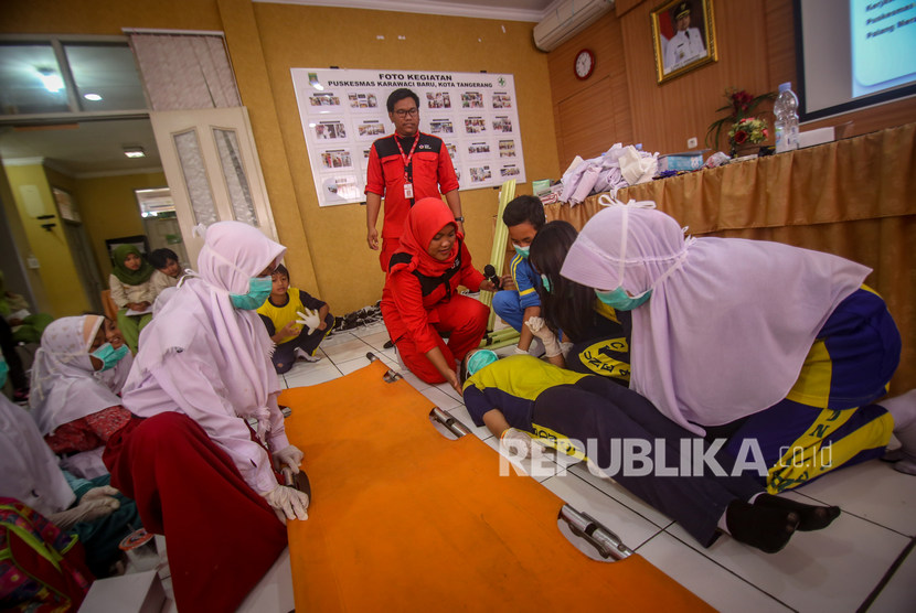 Tim KKN UAD kenalkan profesi apoteker lewat apoteker cilik. Foto: Sejumlah siswa mengikuti pelatihan Dokter Kecil di Puskesmas Karawaci Baru, Kota Tangerang, Banten, Rabu (12/2/2020).