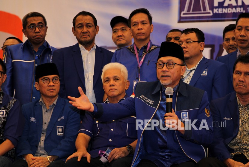 Ketua Umum PAN periode 2020-2025 Zulkifli Hasan (kedua kanan), Ketua MPP PAN Hatta Rajasa (kedua kiri) dan sejumlah pengurus PAN memberi keterangan pers pada Kongres V PAN di Kendari, Sulawesi Tenggara, Rabu (12/2/2020). 