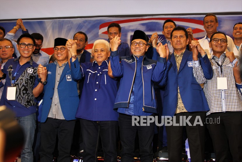 Ketua Umum PAN periode 2020-2025 Zulkifli Hasan (ketiga kanan), Ketua MPP PAN Hatta Rajasa (ketiga kiri) dan sejumlah pengurus PAN berfoto bersama usai memberi keterangan pers pada Kongres V PAN di Kendari, Sulawesi Tenggara, Rabu (12/2/2020).
