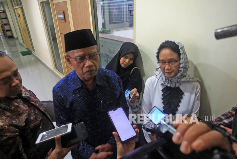 Menlu Retno Marsudi (kanan) bersama Ketua Umum PP Muhammadiyah Haedar Nashir (ketiga kanan) menjawab pertanyaan wartawan seusai melakukan pertemuan tertutup di kantor PP Muhammadiyah, Yogyakarta, Rabu (12/2/2020).