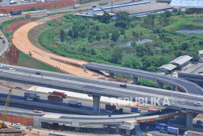 Pemandangan pembangunan jalan tol Cibitung-Cilincing di kawasan Cibitung, Kabupaten Bekasi, Jawa Barat, Rabu (12/2/2020).