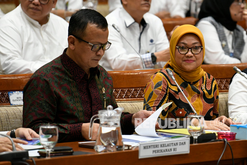 Menteri Kelautan dan Perikanan Edhy Prabowo (kiri) bersama Menteri Ketenagakerjaan Ida Fauziah (kanan) mengikuti rapat kerja bersama Komisi IX DPR di Kompleks Parlemen Senayan, Jakarta, Rabu (12/2/2020).