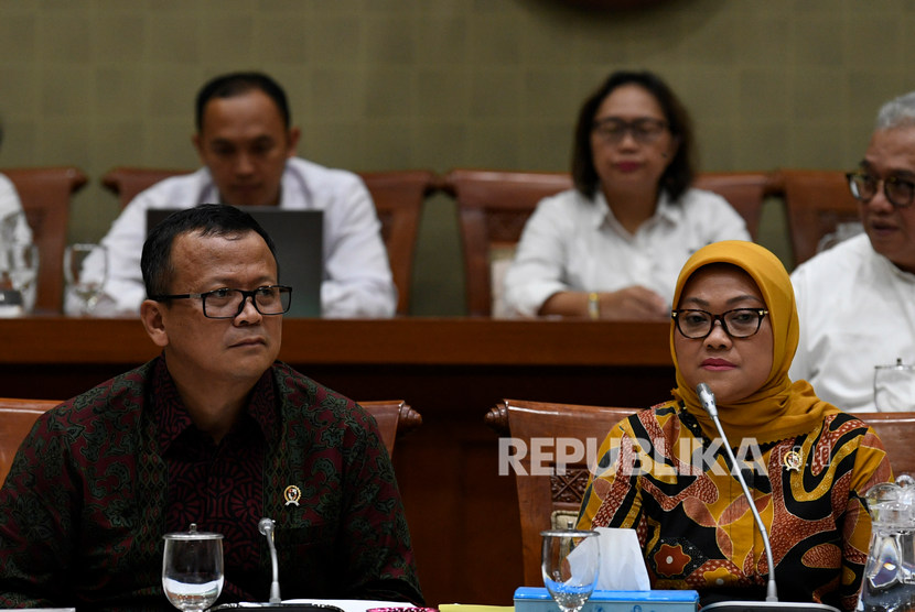 Menteri Kelautan dan Perikanan Edhy Prabowo (kiri) bersama Menteri Ketenagakerjaan Ida Fauziah (kanan) mengikuti rapat kerja bersama Komisi IX DPR di Kompleks Parlemen Senayan, Jakarta, Rabu (12/2/2020).